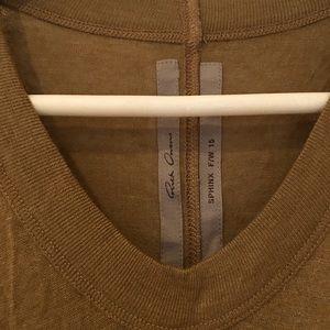 S/L Woven V Neck T-Shirt.